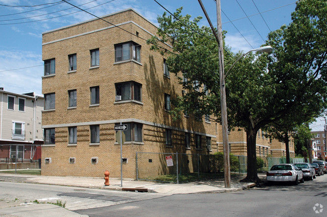 Primary Photo - Hedgerow Apartments