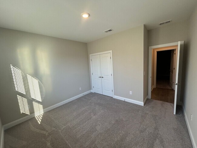 Building Photo - 585 Oyster Dr