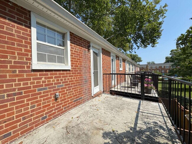 Building Photo - Welcome to this well-maintained top-floor condominium
