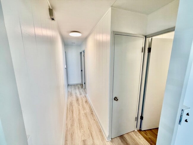 Building Photo - 4/2/3 + Office Space - Single Family Home Located in Kaimuki - Great Location!