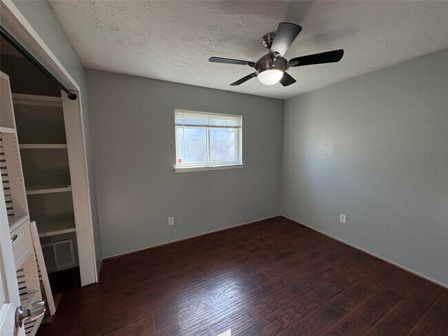 Building Photo - 610 Stoneledge Dr