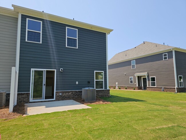 Building Photo - Like New End-Unit townhome in Monroe