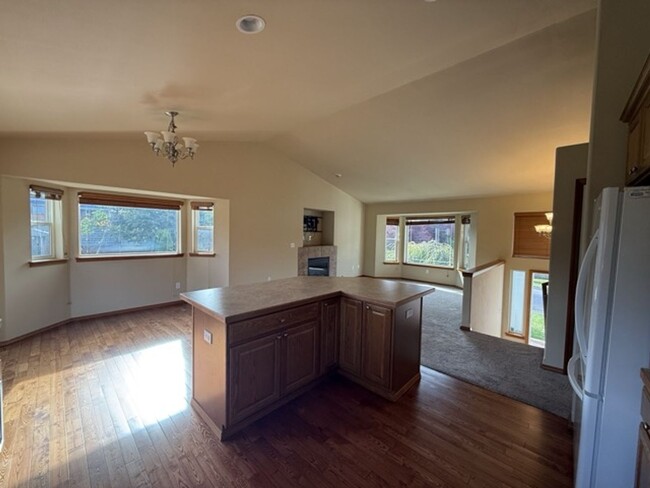 Building Photo - Spacious 5BD/3BTH Everett Home for Lease N...