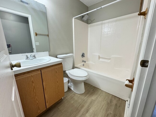 Building Photo - Beautiful 3/2 Duplex in St. Cloud