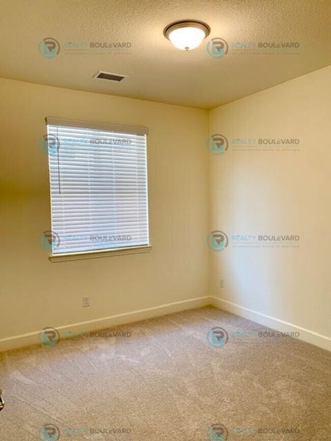 Building Photo - Gorgeous Newer 3 Bedroom Home! Located off...