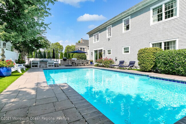 Building Photo - 2211 3rd Ave