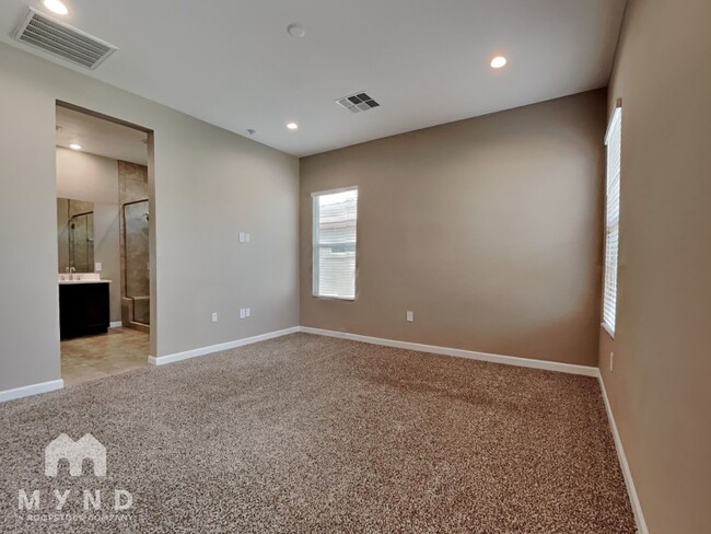 Building Photo - 4839 E Village Dr