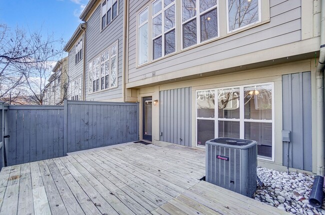 Building Photo - Beautiful Townhome in First Ward!