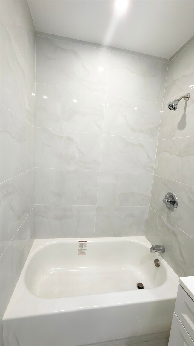 Building Photo - 552 38th St