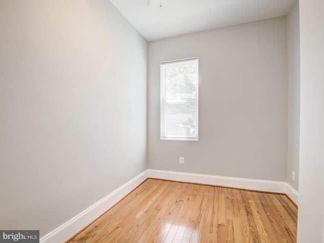 Building Photo - 424 Elm St NW