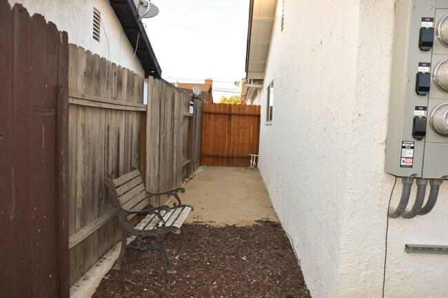 Building Photo - La Veta (830-836)