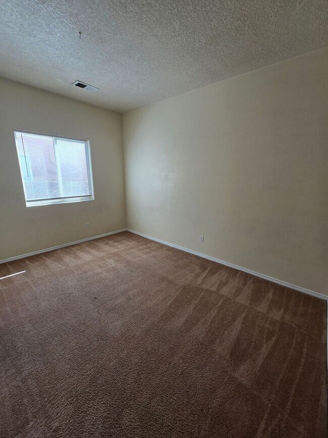 Building Photo - 4 bed, 2 bath home in Northern Meadows