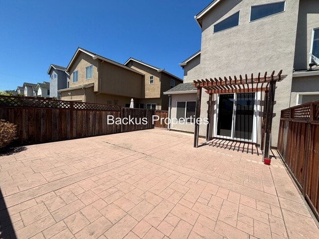 Building Photo - Wonderful two-level home in Creekbridge area