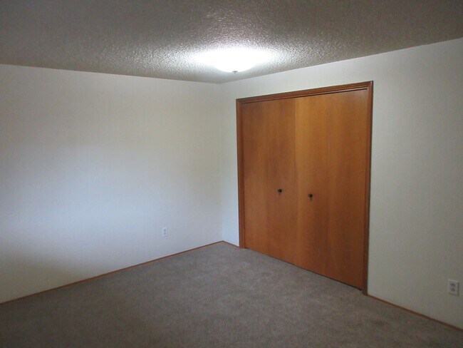 Building Photo - Large 2 bedroom w/ Garage