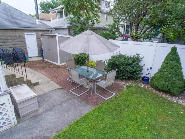 Building Photo - 68-70-70 Everett St