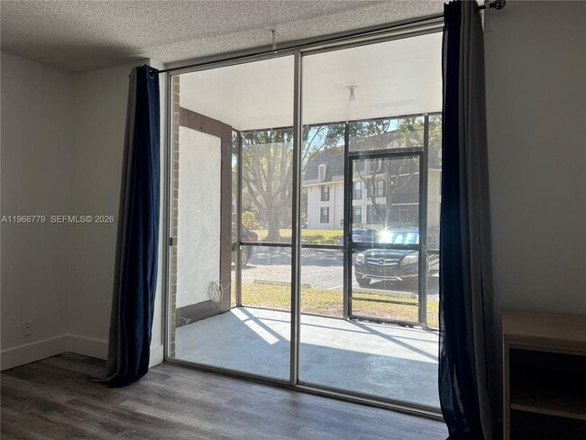 Building Photo - 3690 Inverrary Dr