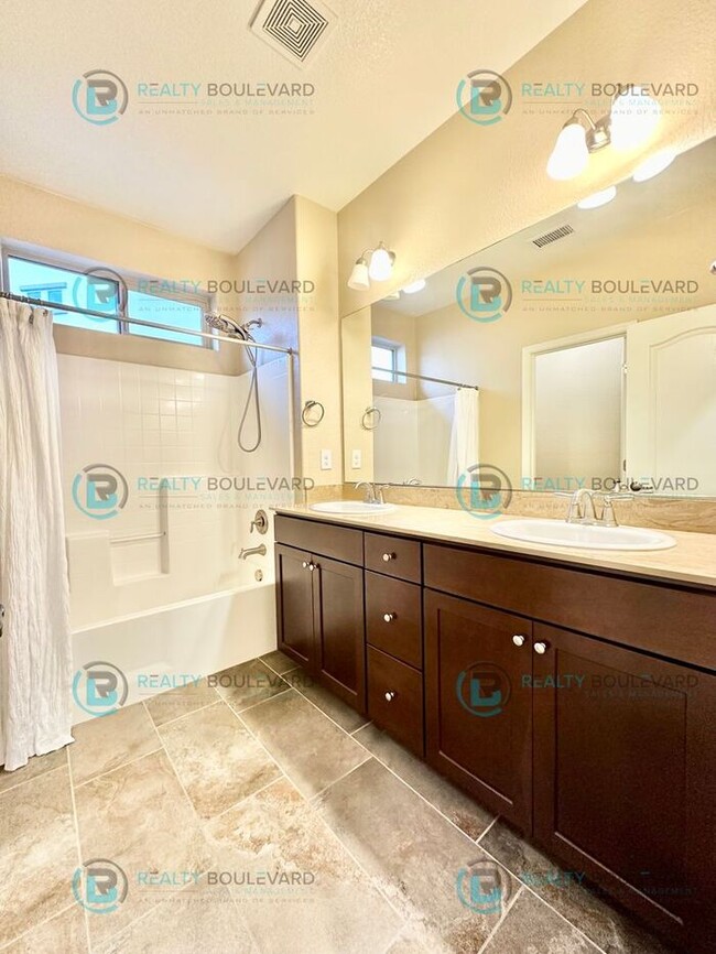 Building Photo - 1/2 Month Free! Spacious 4-Bedroom Gem in ...