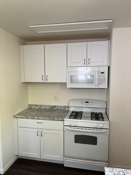 Building Photo - 623 Sinclair St
