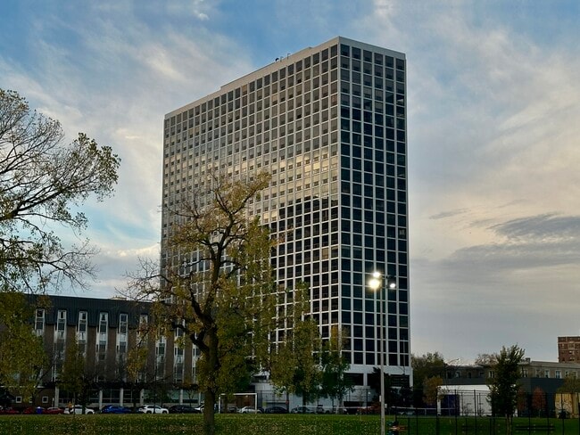 Primary Photo - 4343 N Clarendon Ave