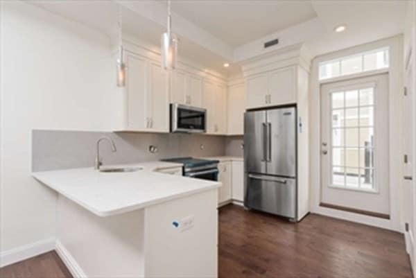 Primary Photo - 160 Clark St