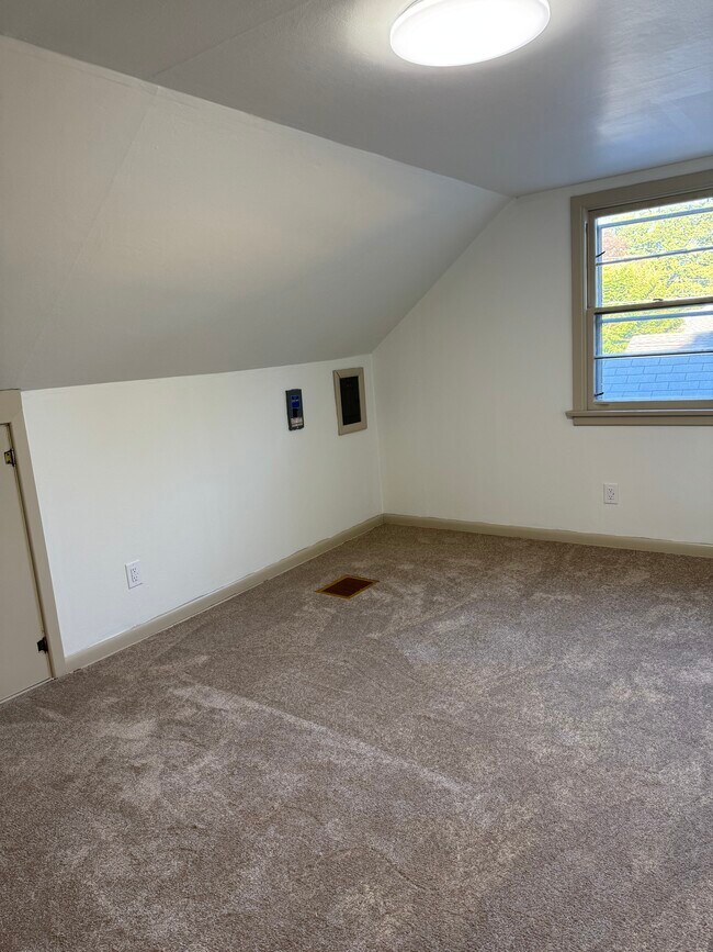 Building Photo - 218 Pine Tree Ave