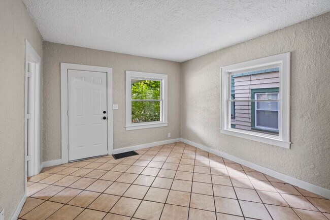 Building Photo - 1120 Fountain St NE