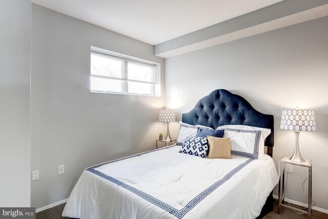 Building Photo - 2422 17th St NW