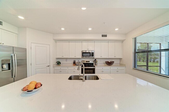 Building Photo - 5687 N Honore Ave