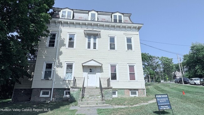 Building Photo - 834 Warren St