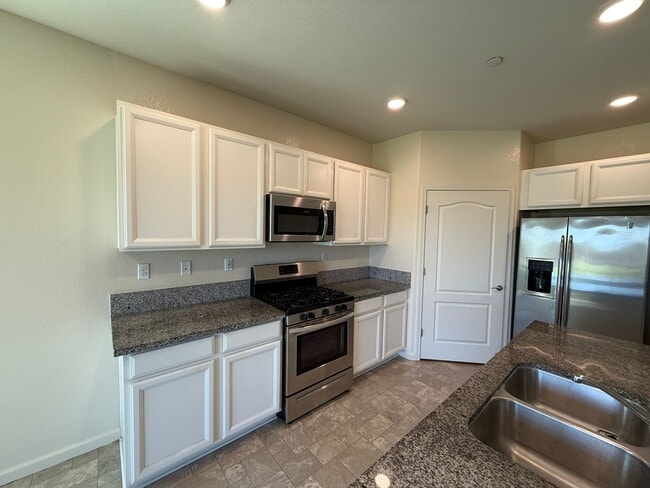Building Photo - Single story home in with large backyard!