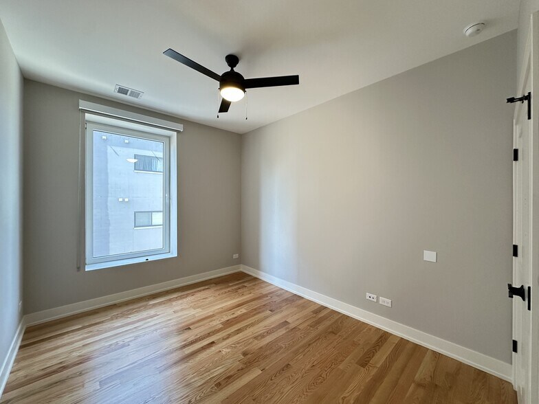 Building Photo - 2100 W 18th Pl