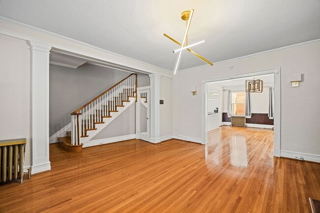 Building Photo - Beautiful Renovated 3 Bedroom 2.5 Bath off...