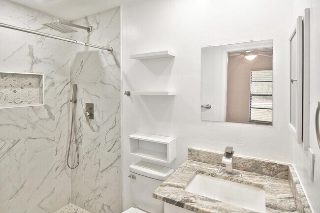 Building Photo - 1202 E 7th St