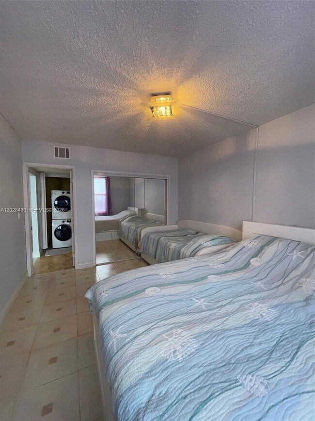 Building Photo - 3725 S Ocean Dr