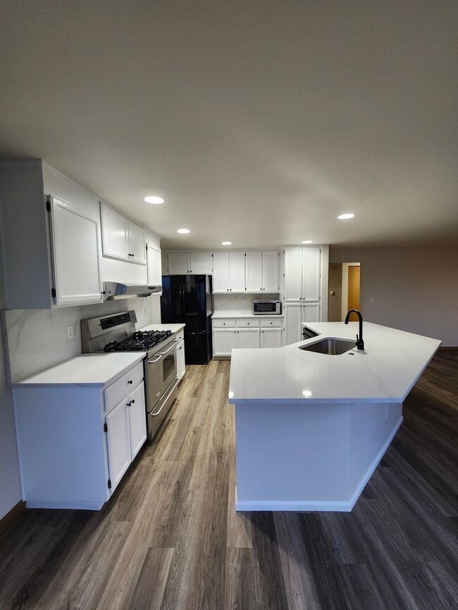 Building Photo - Brand New Updates! 4-Bedroom, 2.5-Bath plu...