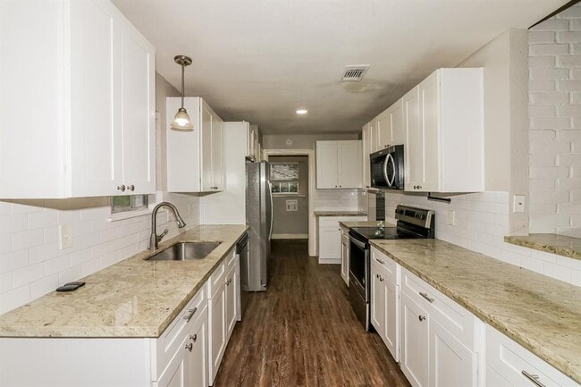 Building Photo - 15631 Cascade Point Dr