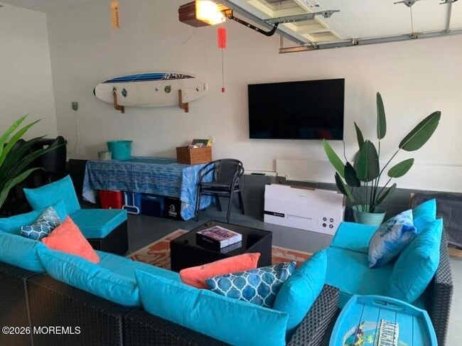 Building Photo - 2001 Main St