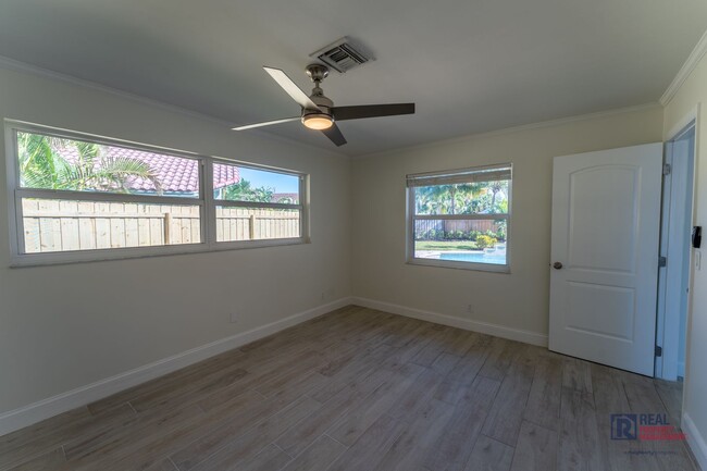 Building Photo - Beautifully renovated Tequesta POOL home 3...