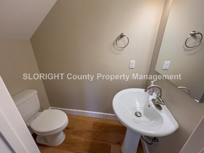 Building Photo - AVAILABLE NOW - Spacious Home Close to Downtown Paso Robles - 3 Bed / 2.5 Bath