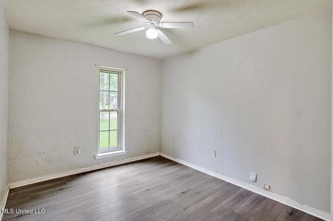 Building Photo - 757 Sandy Ln