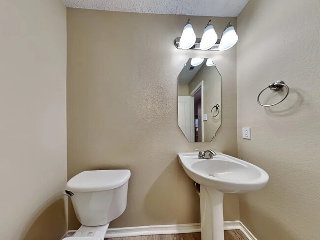 Building Photo - 7205 Silktree Ct