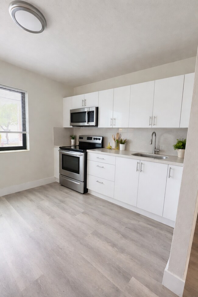 Interior Photo - 600 SW 9 AVE