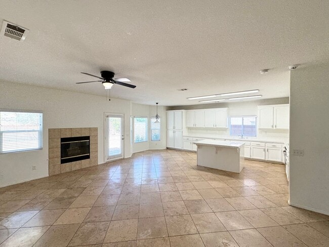 Building Photo - Spacious 6 bedroom home in West Palmdale