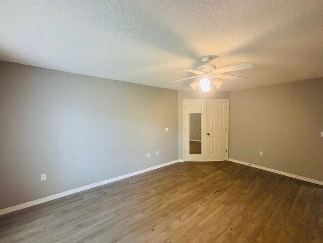 Building Photo - Waterfront Living in The Moorings at Point O' Woods! 3/2 ***Won't Last***