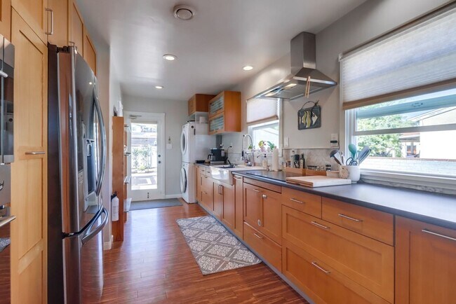 Building Photo - ***VACATION HOME AVAILABLE FROM MAY 15TH- OCTOBER 31ST*** MONTH TO MONTH