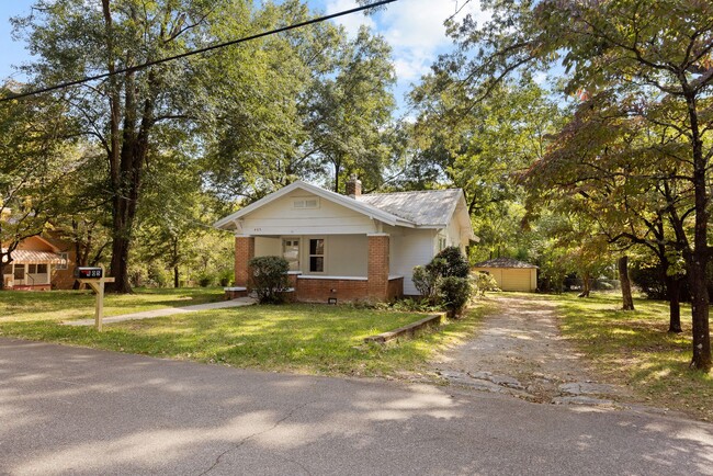 Building Photo - Charming and Renovated 3 Bedroom, 1 Bath H...