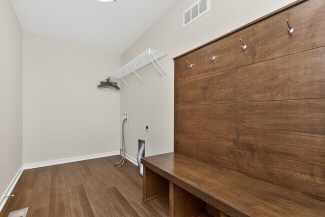 Building Photo - BEAUTIFUL CORNER LOT!! 3 Bedroom, 2 Bathroom Home in Des Moines!