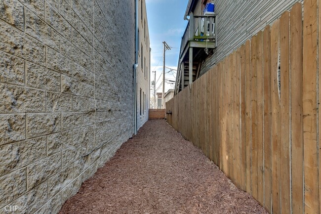 Building Photo - 750 N Willard Ct