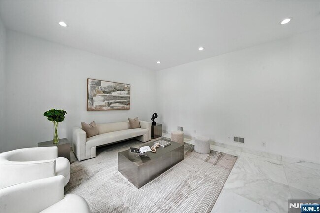 Building Photo - 44 Floral Terrace