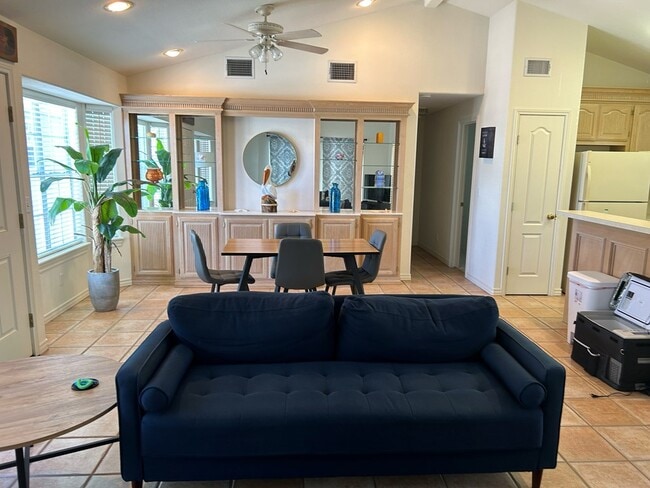 Building Photo - 415 Sun Dial Cir